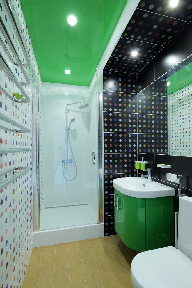 Zelený lesklý strečový strop v kúpeľni - foto