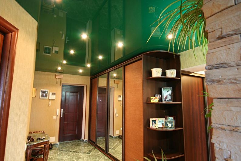 Zelený strečový strop na chodbe a chodbe - foto