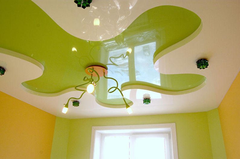 Zielony sufit napinany w pokoju dziecięcym - zdjęcie