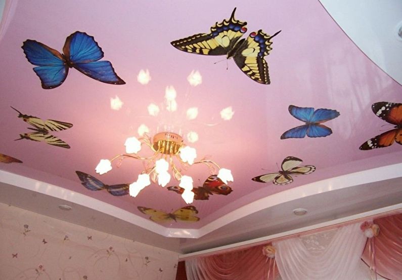 Ružový napínací strop v detskej izbe - Motýle