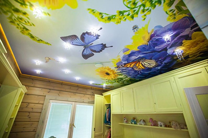 Sufit napinany w pokoju dziecięcym - Motyle i kwiaty