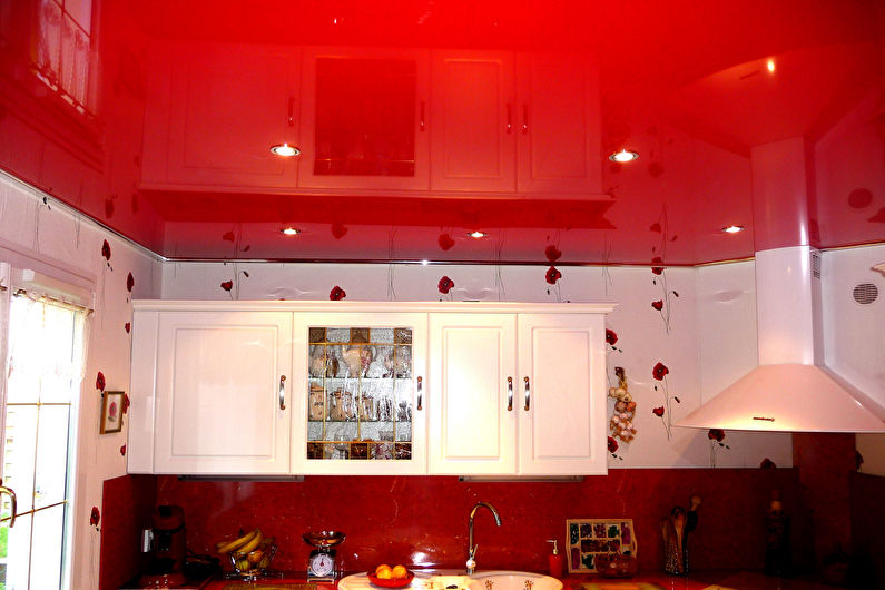 Τεντωμένες οροφές στην κουζίνα - φωτογραφία