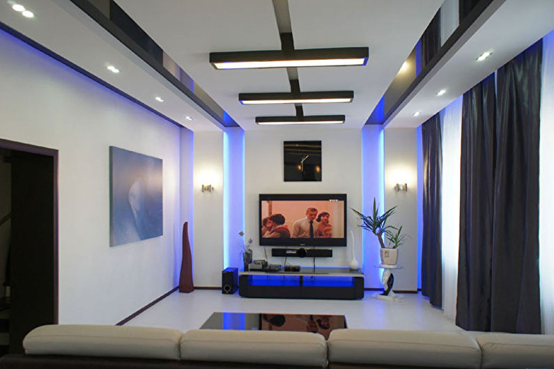 Strešný strop v obývacej izbe v high-tech štýle
