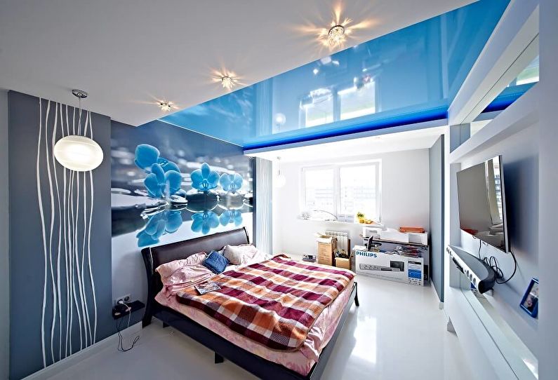 Modré napínané stropy v spálni - foto