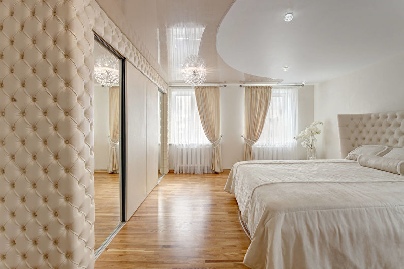 Béžový lesklý strečový strop v spálni - foto