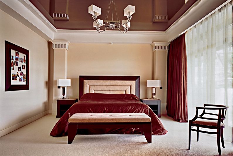 Brązowy błyszczący sufit napinany w sypialni - zdjęcie