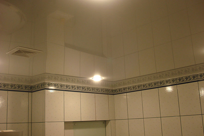 Tavan întins în baie - fotografie