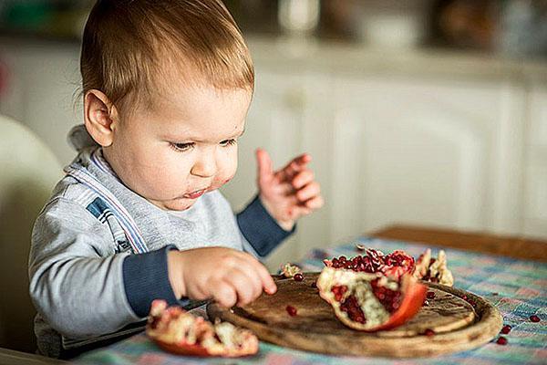 طفل يأكل الرمان