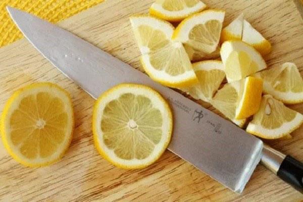 Zitrone für Marmelade in Scheiben schneiden