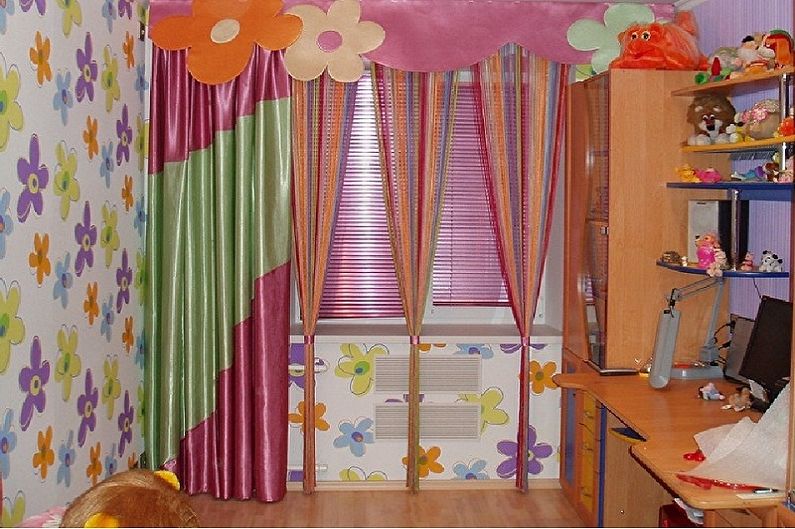 Filamentne zavese v notranjosti otroške sobe