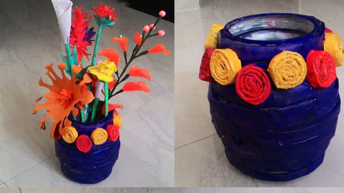 Modrá váza ozdobená kvetmi ozdobí vašu komodu