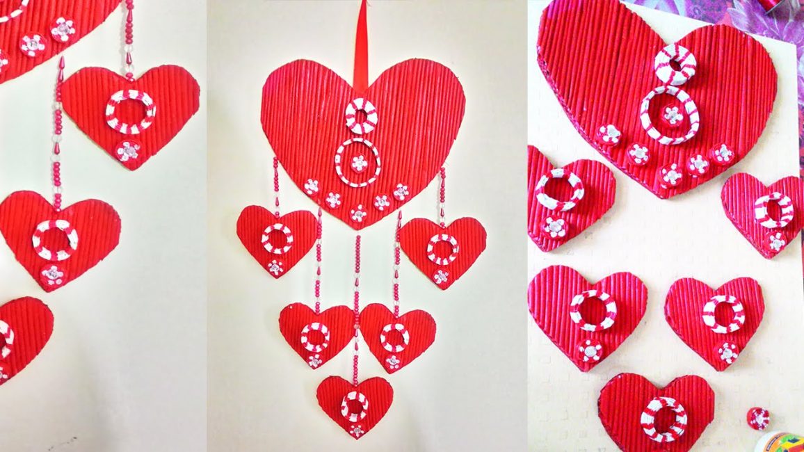 Volumetrický prívesok vyrobený z novinových trubíc v tvare srdca - krásny a romantický
