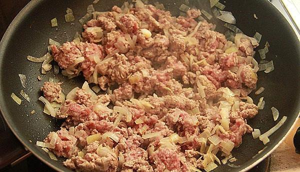 orestujte mleté ​​maso s cibulí