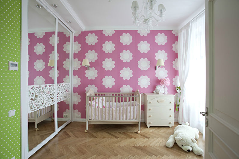 Różowa tapeta do pokoju dziecięcego
