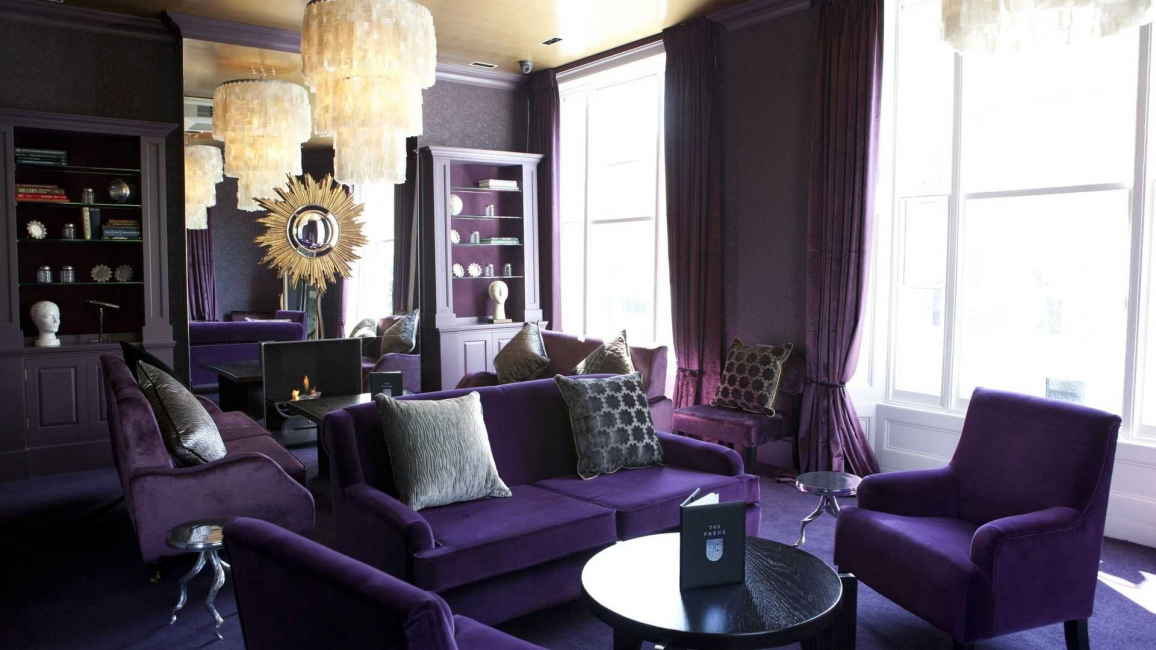 Muy a menudo, el púrpura se usa para la decoración.