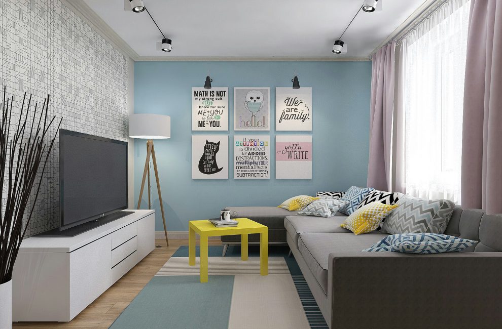 Διαμέρισμα με τοίχους σε ανοιχτόχρωμα χρώματα και ασπρόμαυρη ταπετσαρία