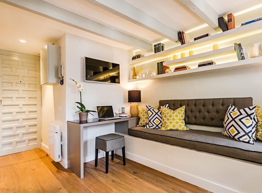 O design de um apartamento estúdio com notas de mostarda deixará o interior aconchegante