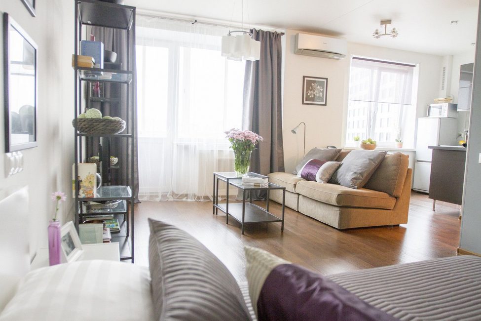 Interior elegante e leve de um apartamento de um quarto