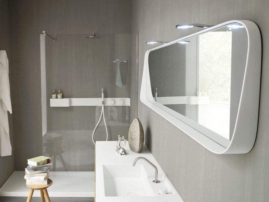 Banheiro separado em estilo minimalista com toques futuristas
