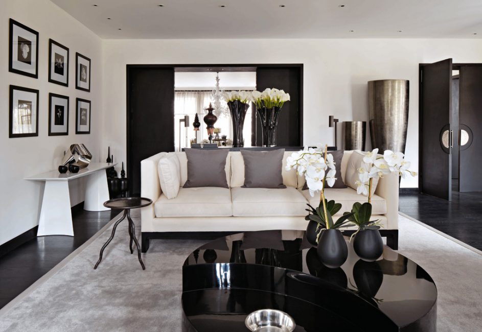 Sala de estar em preto e branco em estilo moderno