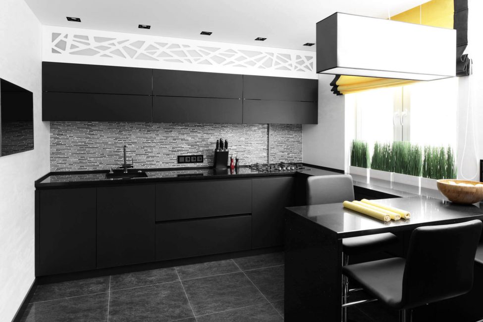 Dizajnéri označujú čiernobielu schému za najpohodlnejší doplnok čiernej farby pre kuchyne.