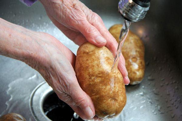 Před klíčením se brambory omyjí