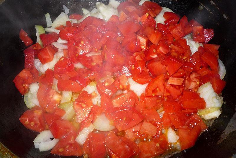 restovanou cibuli s rajčaty