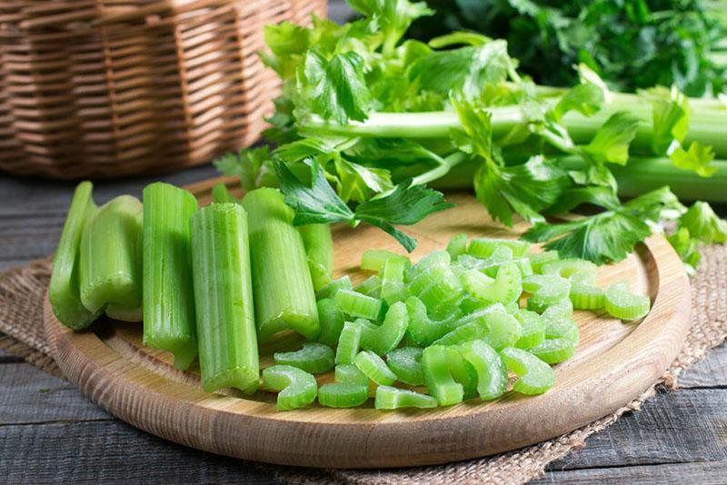 nasekejte řapíkatý celer