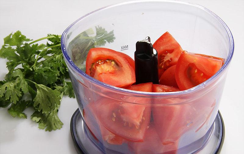nakrájejte rajčata s bylinkami
