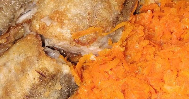 Rezept für geschmorten Seelachs mit Karotten und Zwiebeln im Ofen