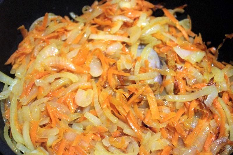 Rezept für geschmorten Seelachs mit Karotten und Zwiebeln pikante Vorspeise