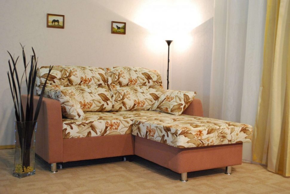 Pequenos sofás de canto - uma solução prática para um pequeno apartamento