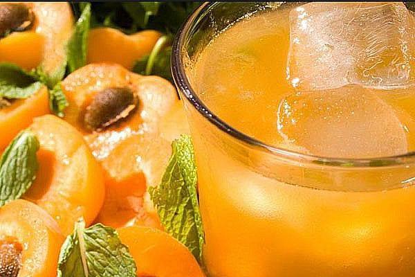 كومبوت المشمش في شراب البرتقال والنعناع