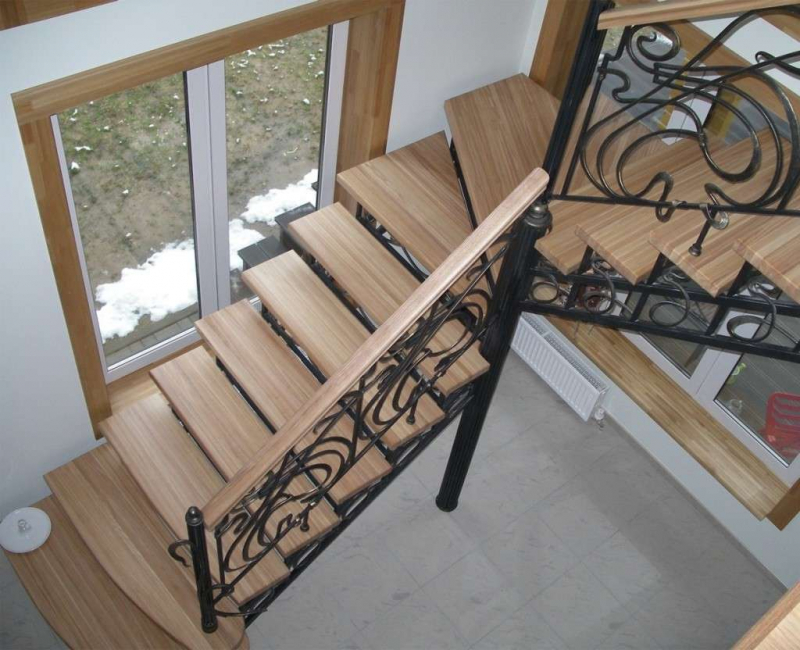 Elegantno in elegantno kovinsko stopnišče za dnevno sobo