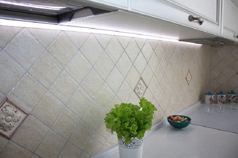 Dokončanje delovne stene v kuhinji - Keramične ploščice