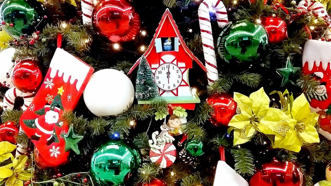 Adicione humor e alegria às crianças, decorando uma árvore de Natal