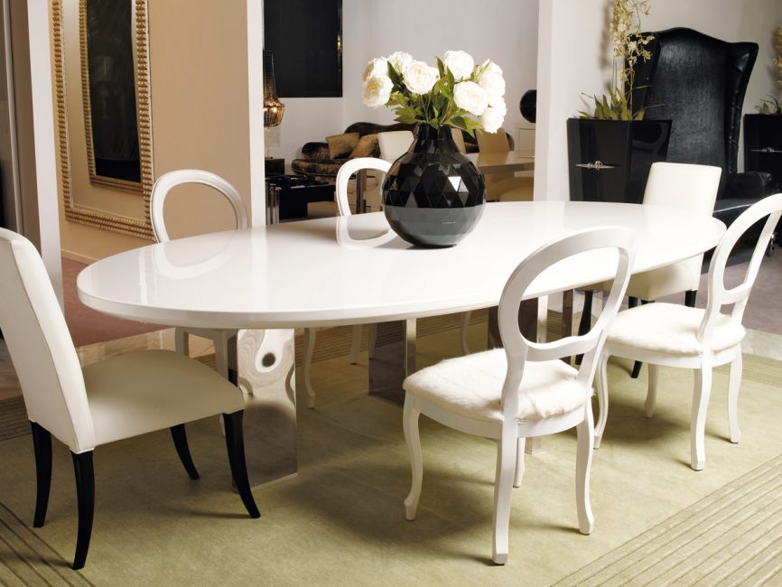 I rymliga rum är det lättare att betona bordets graciösa form.