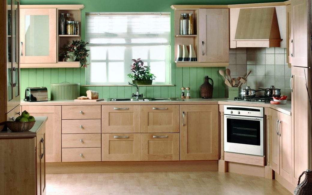 Gröna paneler i det inre av köket