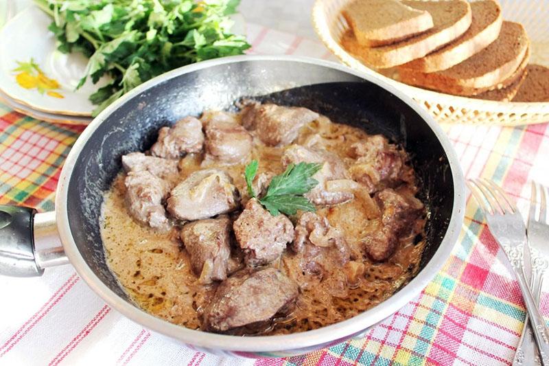 gebratene scharfe Hühnerleber mit Zwiebeln in Sauerrahm