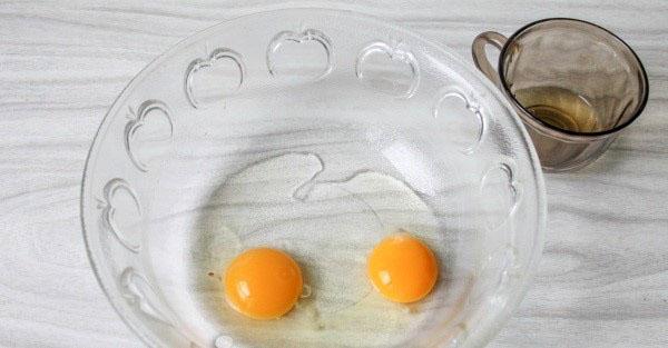 كسر البيض في وعاء