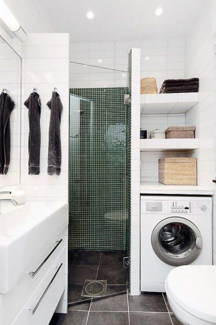 Duschkabin med tvättmaskin i ett rum