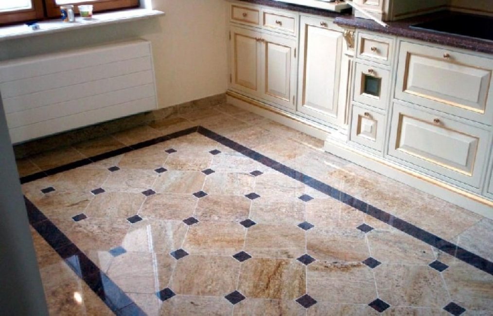 Mönstrade golvplattor ger charm och stil till ditt köksgolv.