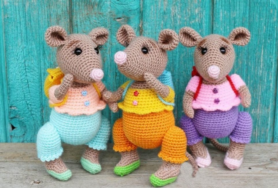Șobolanul tricotat va fi un cadou minunat pentru un copil.