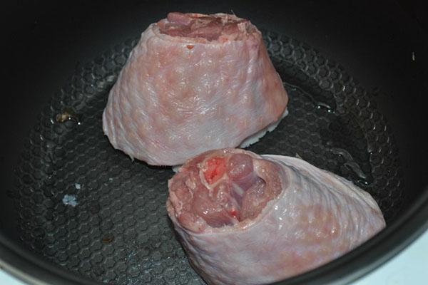 Fleischportionen in einen Slow Cooker geben