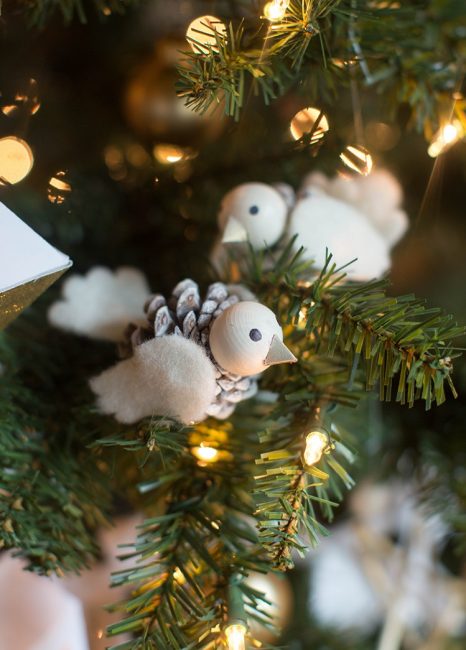 Păsări pe ramurile unui pom de Crăciun