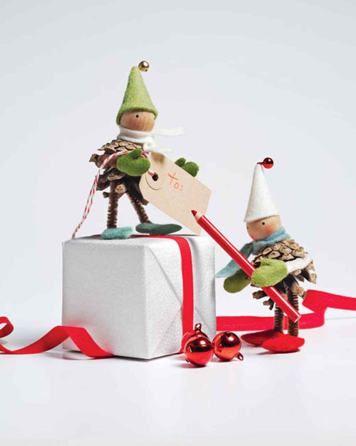 Ajutorii lui Moș Crăciun pot fi așezați lângă cadouri