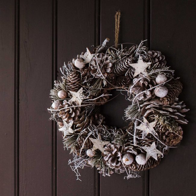 Coroa de pinha de natal para decorar a porta
