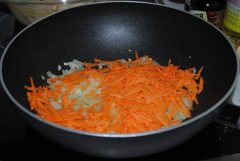 Röstzwiebeln und Karotten