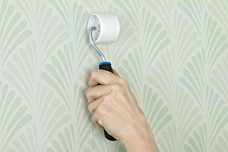 Sticking wallpaper med egne hender, trinnvise instruksjoner - Sticking wallpaper
