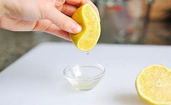Zitronensaft auspressen